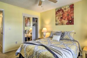 Kissimmee Condo with Lanai 10 Mi to Disney World! في كيسيمي: غرفة نوم بها سرير ولوحة على الحائط +16 صورة