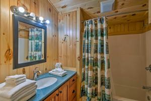 Ένα μπάνιο στο Cabin by Bold Creek Unplug, Unwind and Listen! +17 φωτογραφίες
