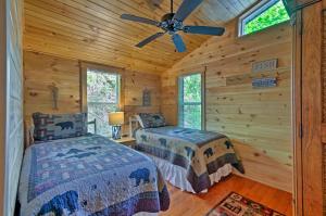 Ένα ή περισσότερα κρεβάτια σε δωμάτιο στο Cabin by Bold Creek Unplug, Unwind and Listen!