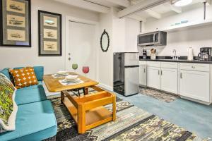 Η κουζίνα ή μικρή κουζίνα στο Fishing Dock on Arroyo River! Stylish Studio