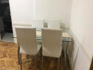 mesa de comedor con 3 sillas blancas y mesa en French en Buenos Aires