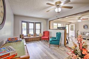 Ruang duduk di Quiet Clayton Home with Mountain Views 4 Mi to Lake!