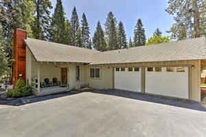 een huis met twee garagedeuren en een oprit bij Lake Almanor Country Club Home with Views and Kayaks! in Lake Almanor