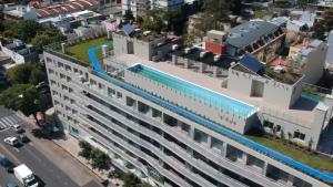 una vista aérea de un edificio con piscina en Puravida DOHO cerca de todo en Buenos Aires