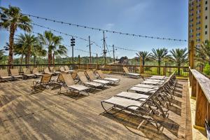 - une rangée de chaises longues sur une terrasse avec des palmiers dans l'établissement Luxury Orlando Escape - 4 Mi to Disney World!, à Orlando