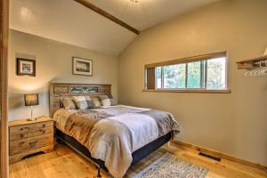 Łóżko lub łóżka w pokoju w obiekcie Pet-Friendly Augusta Cabin - Walk to Main Street!