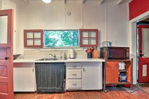 A kitchen or kitchenette at Island Cottage on Evans Lake - Bring Your Boat!
