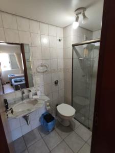 y baño con aseo, lavabo y ducha. en Apto 2 dormitórios, sendo 1suite a 350m da praia com churrasqueira, en Florianópolis