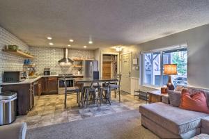 uma cozinha e sala de estar com um sofá e uma mesa em Downtown Breck Condo on Main St - Walk to Slopes em Breckenridge
