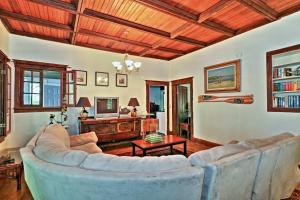- un salon avec un canapé et une table dans l'établissement Island Cottage on Evans Lake - Bring Your Boat!, à Tipton