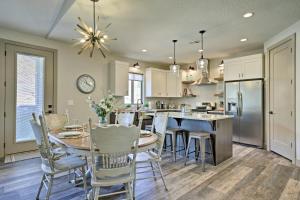 cocina y comedor con mesa y sillas en Utah Retreat with Fire Pit - Near Zion National Park en Kanab