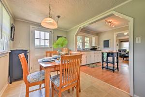 Una cocina y un comedor con mesa y sillas. en Peaceful Elkin Vacation Rental about 17 Mi to Mt Airy!, en Dobson