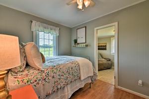 un dormitorio con una cama y una ventana en Peaceful Elkin Vacation Rental about 17 Mi to Mt Airy!, en Dobson