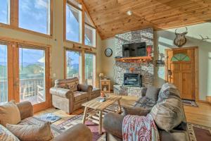 Area tempat duduk di Cleveland Cabin with Pool, Hot Tub and Mountain Views!