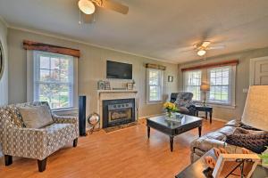 sala de estar con muebles y chimenea en Peaceful Elkin Vacation Rental about 17 Mi to Mt Airy!, en Dobson