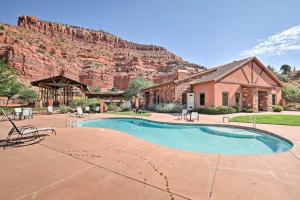 Πισίνα στο ή κοντά στο Day Trip to Zion Home with Fire Pit and Pool Access