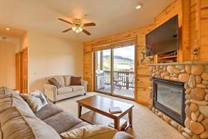 een woonkamer met een bank en een open haard bij Grand Lake Condo-7 Miles to Rocky Mtn Natl Park! in Grand Lake