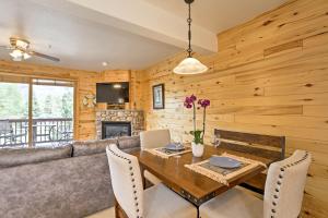 een woonkamer met een bank en een tafel met stoelen bij Grand Lake Condo-7 Miles to Rocky Mtn Natl Park! in Grand Lake