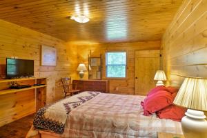 Peaceful Cabin Near Little River Canyon! tesisinde bir odada yatak veya yataklar