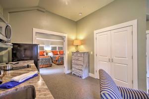 ein Wohnzimmer mit einer Küche und einem Wohnzimmer in der Unterkunft Branson Cottage with Pool Access about 2 Mi to the Strip in Branson