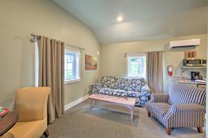 Ein Sitzbereich in der Unterkunft Branson Cottage with Pool Access about 2 Mi to the Strip