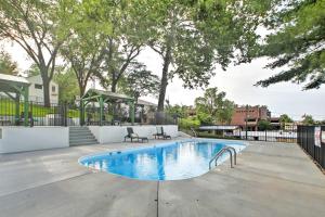 Der Swimmingpool an oder in der Nähe von Branson Cottage with Pool Access about 2 Mi to the Strip