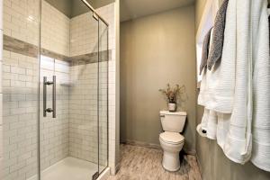 ein Badezimmer mit Toilette und Glasdusche in der Unterkunft Branson Cottage with Pool Access about 2 Mi to the Strip in Branson