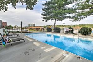 Der Swimmingpool an oder in der Nähe von Branson Cottage with Pool Access about 2 Mi to the Strip