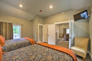 ein Schlafzimmer mit zwei Betten und einem Flachbildfernseher in der Unterkunft Branson Cottage with Pool Access about 2 Mi to the Strip in Branson