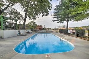 Der Swimmingpool an oder in der Nähe von Branson Cottage with Pool Access about 2 Mi to the Strip