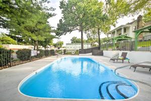 einen Pool in einem Garten mit Bäumen in der Unterkunft Branson Cottage with Pool Access about 2 Mi to the Strip in Branson