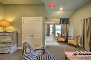 Ein Sitzbereich in der Unterkunft Branson Cottage with Pool Access about 2 Mi to the Strip