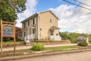 Imagen de la galería de Charming Home with Yard Steps to Pawcatuck River!, en Pawcatuck