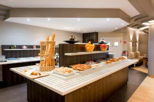 eine Küche mit einem Buffet mit Brot und Gebäck in der Unterkunft Hotel Chambord in Brüssel