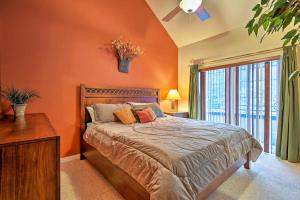 1 dormitorio con 1 cama con paredes de color naranja y ventana en Lake Harmony Condo Less Than 1 Mi to Big Boulder Mountain!, en Lake Harmony