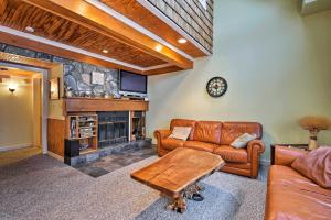 sala de estar con sofá y mesa en Lake Harmony Condo Less Than 1 Mi to Big Boulder Mountain!, en Lake Harmony