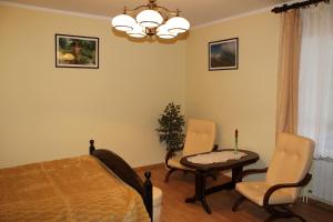 カルヴァリア・ゼブジドフスカにあるDom Pielgrzymaのベッドルーム1室(ベッド1台、テーブル、椅子付)