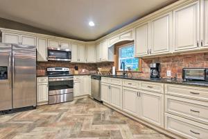 Gallery image of Spacious Kunkletown Home with Full Game Room and Deck! in Kunkletown