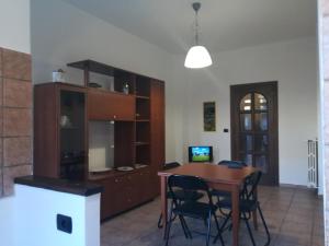 een eetkamer met een houten tafel en stoelen bij lingotto turin apartament in Turijn