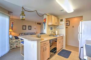 A kitchen or kitchenette at Evolve Charming Condo with Community Amenities!
