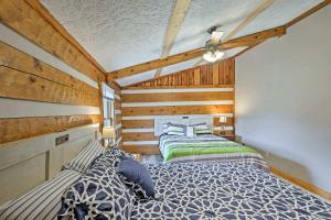 Tempat tidur dalam kamar di Rogersville Barn Apartment on 27 Acres with Pond!