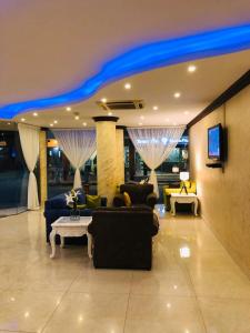 duży salon z kanapami i telewizorem w obiekcie امواج للشقق المخدومة - Amwaj suites w mieście Al-Chubar