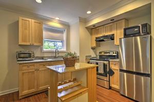 Η κουζίνα ή μικρή κουζίνα στο Renovated Apt with Patio, Near Pt Pleasant Beach