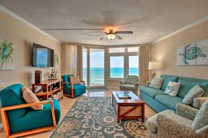 sala de estar con sofá azul y sillas en Waterfront Daytona Beach Shores Condo with Amenities!, en Daytona Beach Shores