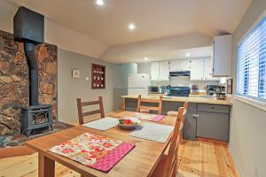 Φωτογραφία από το άλμπουμ του Bright Kings Beach Home with Deck Walk to Lakefront σε Kings Beach +16 φωτογραφίες