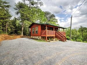 Gallery image of Log Cabin Studio in Sevierville with Deck and Hot Tub! in Sevierville