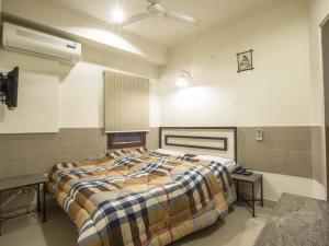 a bedroom with a large bed in a room at Smyle Inn - Best Value Hotel near New Delhi Station in New Delhi +32 photos