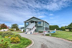 una piccola casa verde con un aereo parcheggiato nel vialetto di Charming Sequim House with Olympic Peninsula Views! a Sequim