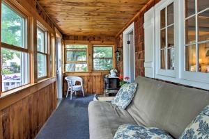 Posezení v ubytování Charming Pine Point Cottage - 2 Blocks to Ocean!