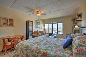 una camera con letto e divano di Oceanfront St Augustine Studio with Pool Access! a St. Augustine